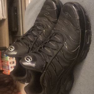 Nike Air Max Plus triple black